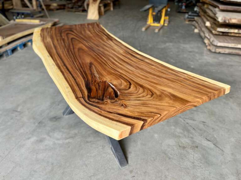 Table en suar massif avec piétement Pall noir