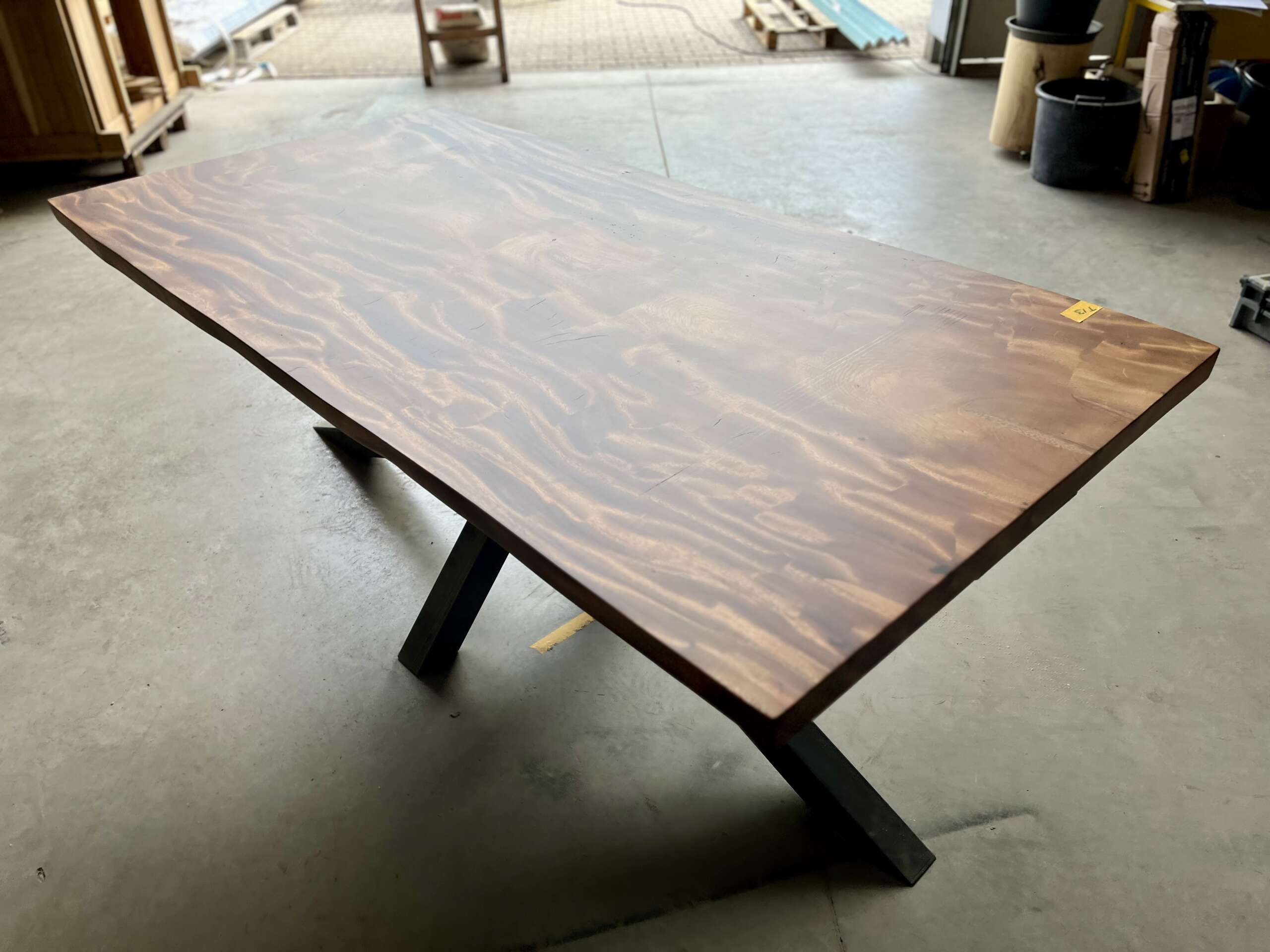 Vue d’une table en bois exotique suar massif avec piétement Pall