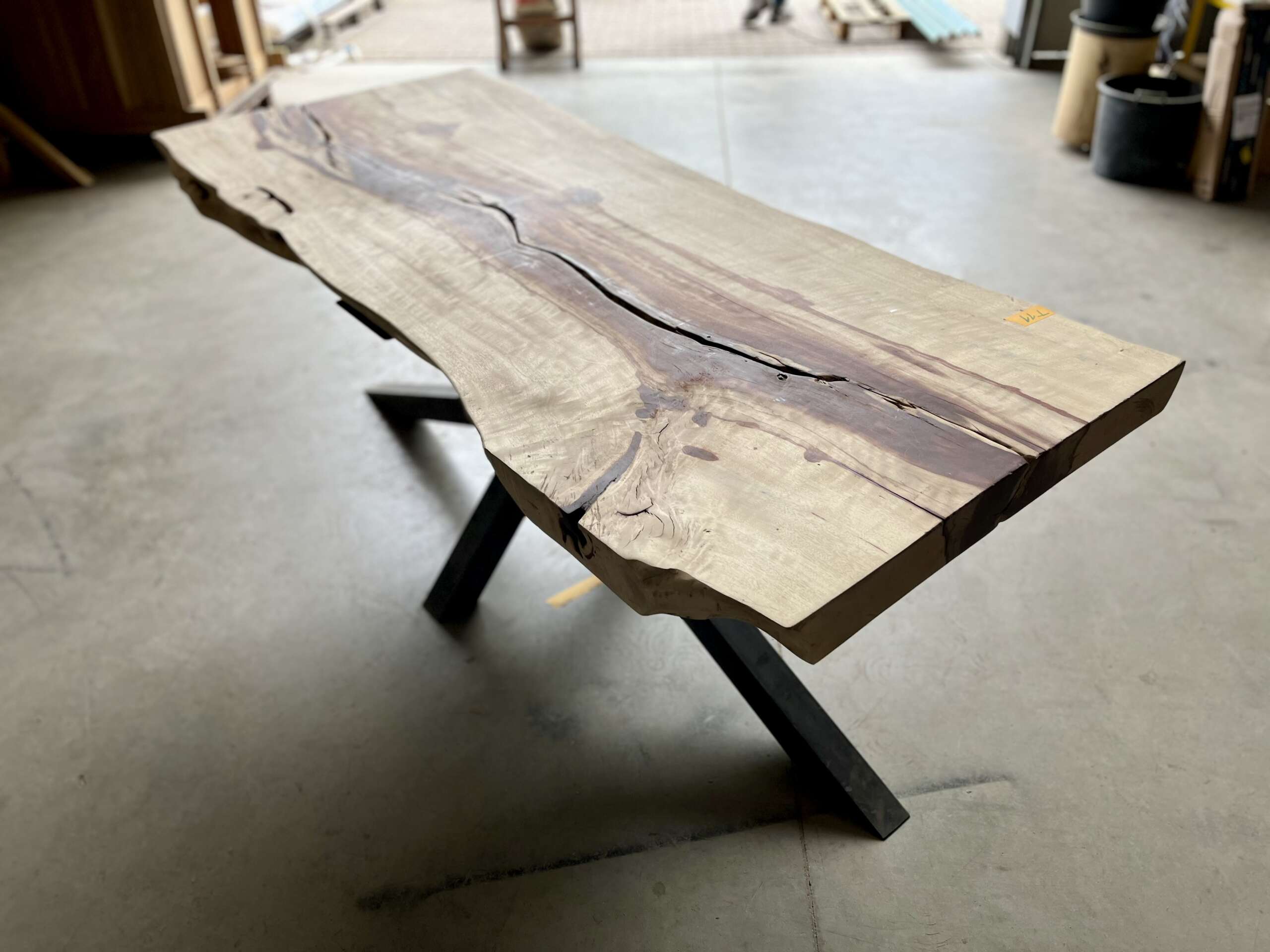 Table en palissandre massif avec piétement Pall design contemporain