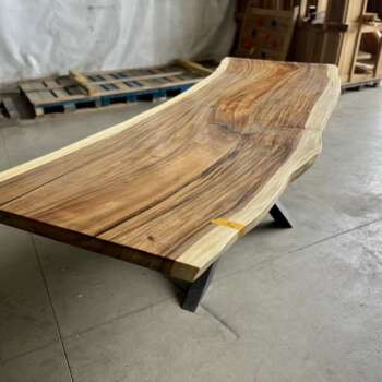 Vue d’une table en suar massif avec piétement Pall noir
