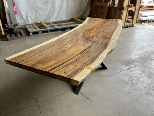 Vue d’une table en suar massif avec piétement Pall noir