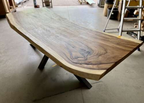 Table haut de gamme en bois suar massif avec piétement Pall