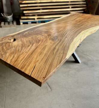 Table en bois exotique suar massif T8 avec piétement Pall