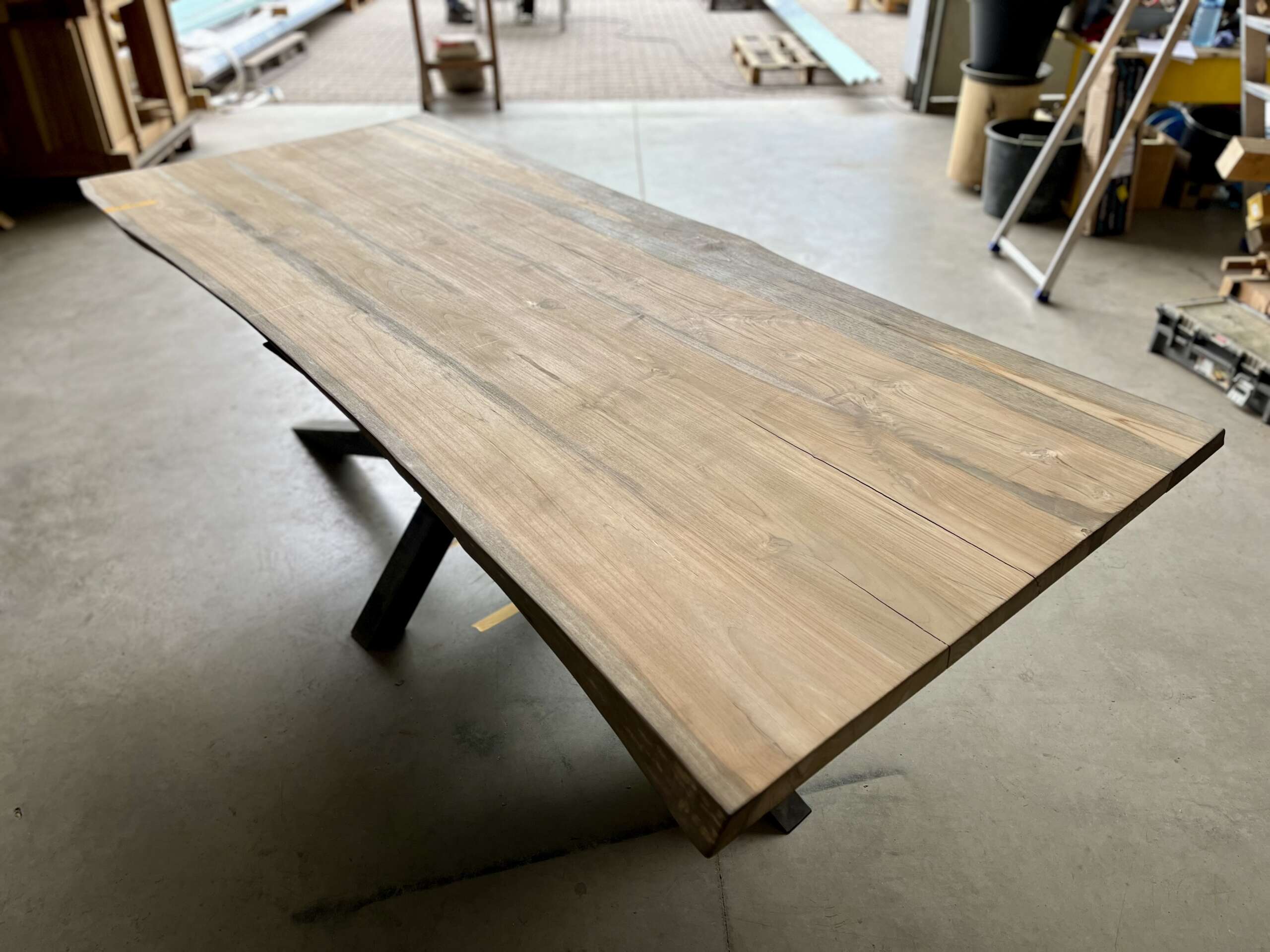 Vue d’une table en teck massif haut de gamme modèle T10