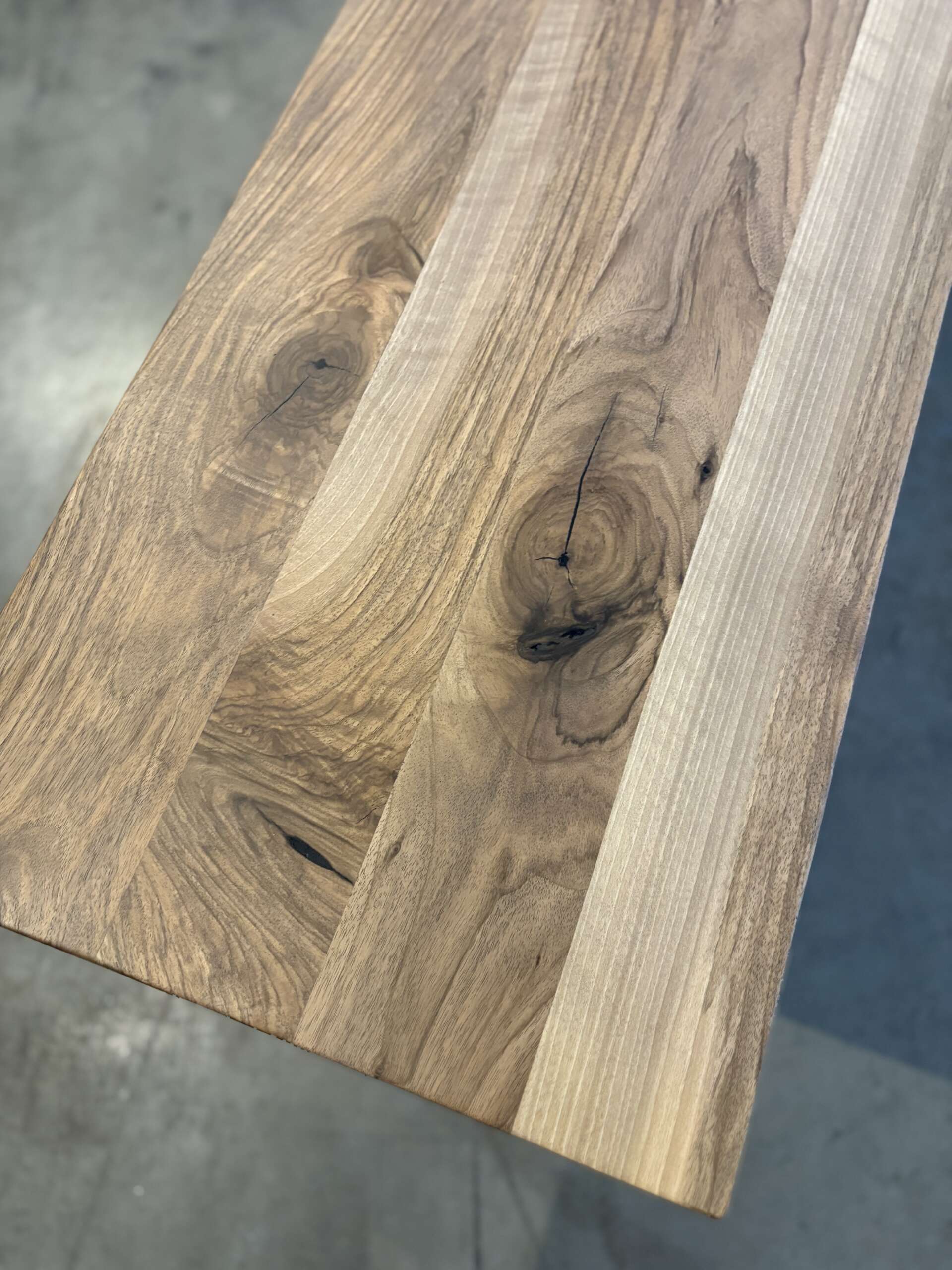 Banc en noyer massif – Image 2