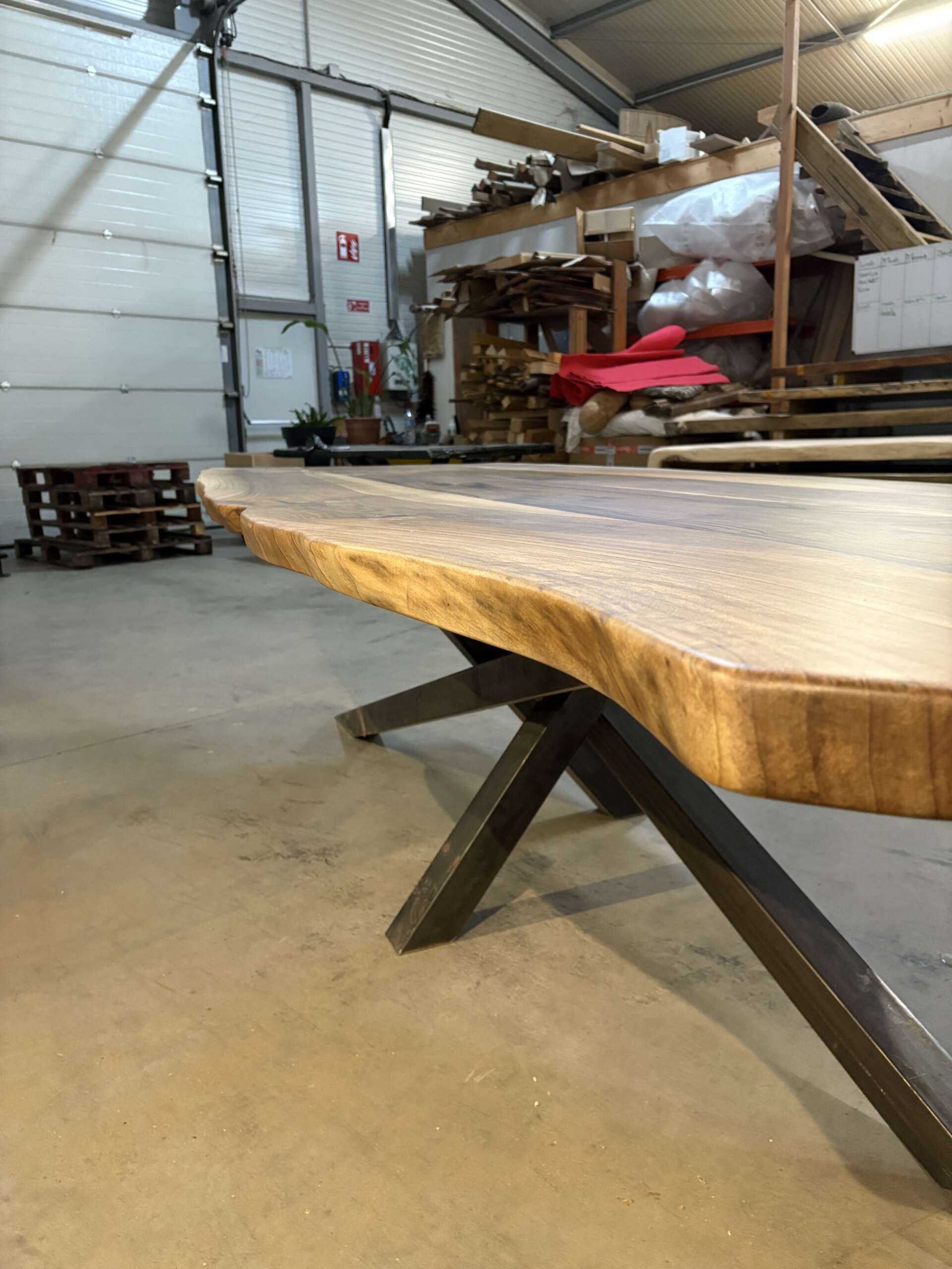 Table à manger en noyer massif T18 – Image 2