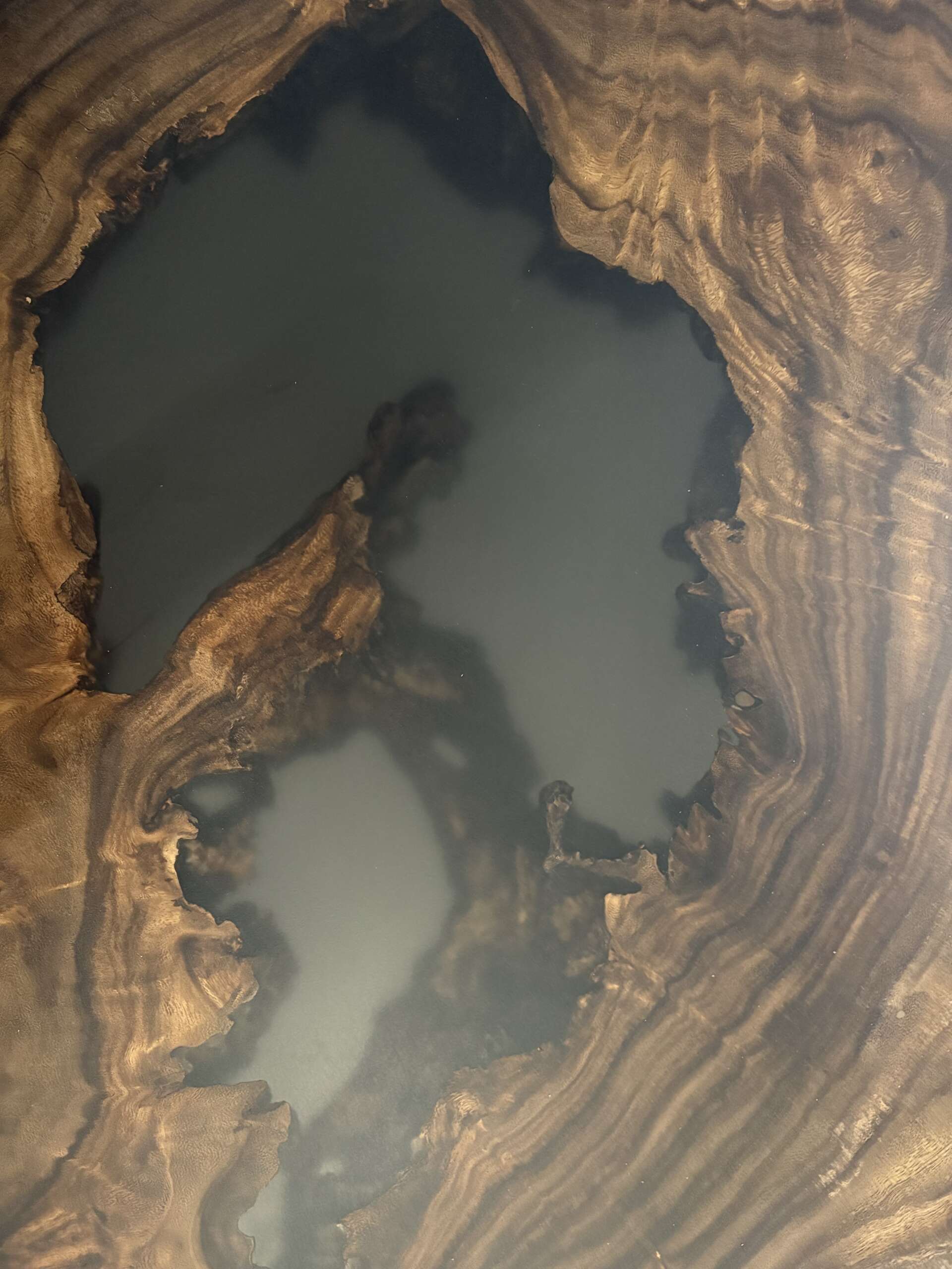 Table basse en suar avec résine époxy noire effet fumé A35 – Image 4