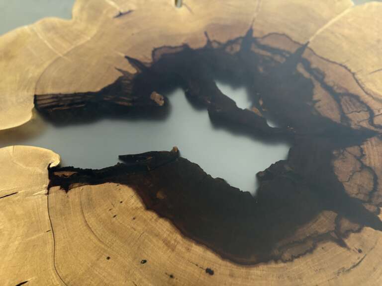Table basse en palissandre des Indes avec résine époxy effet verre dépoli A34