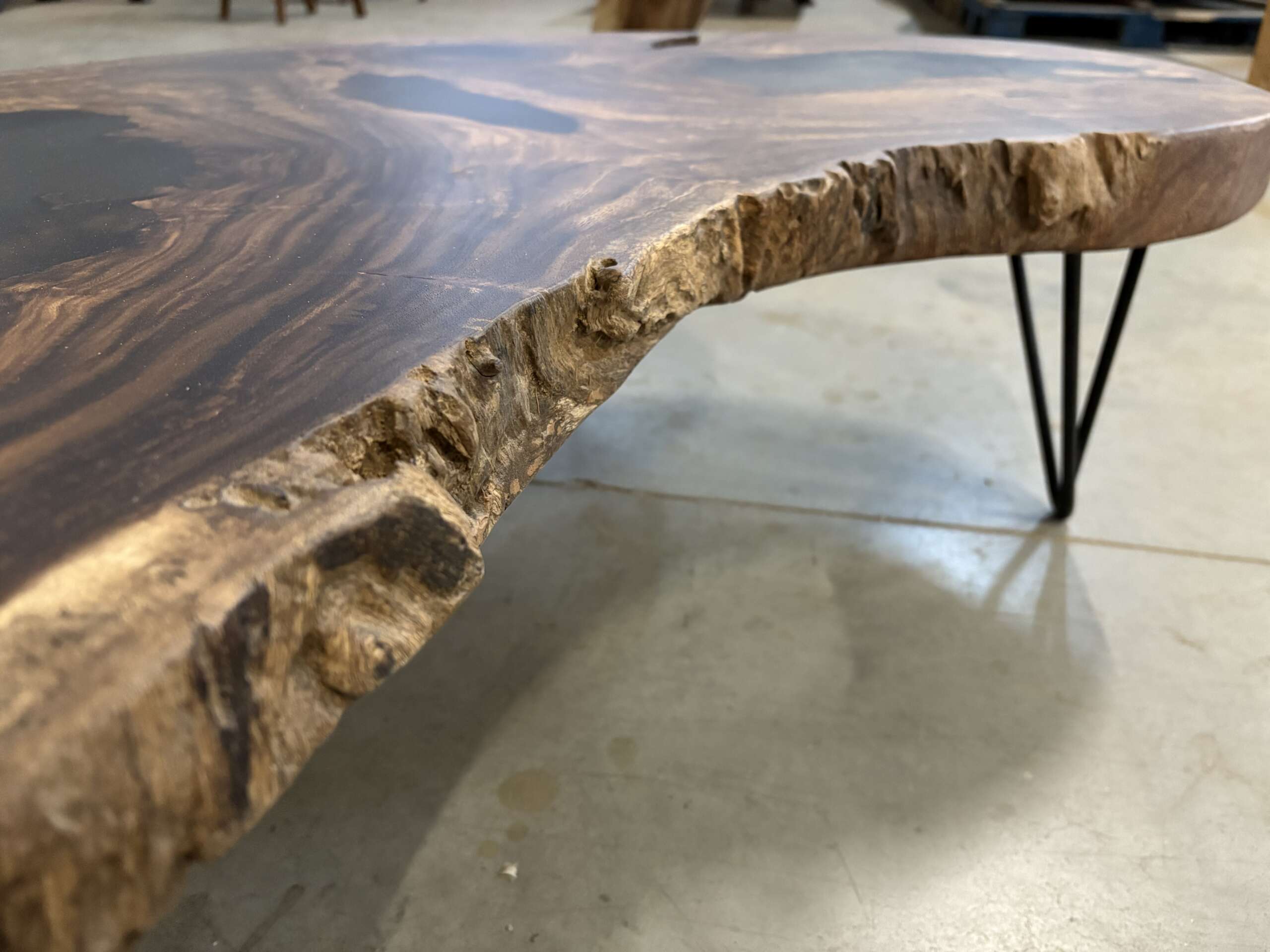 Table basse en suar avec résine époxy noire effet fumé A35 – Image 2