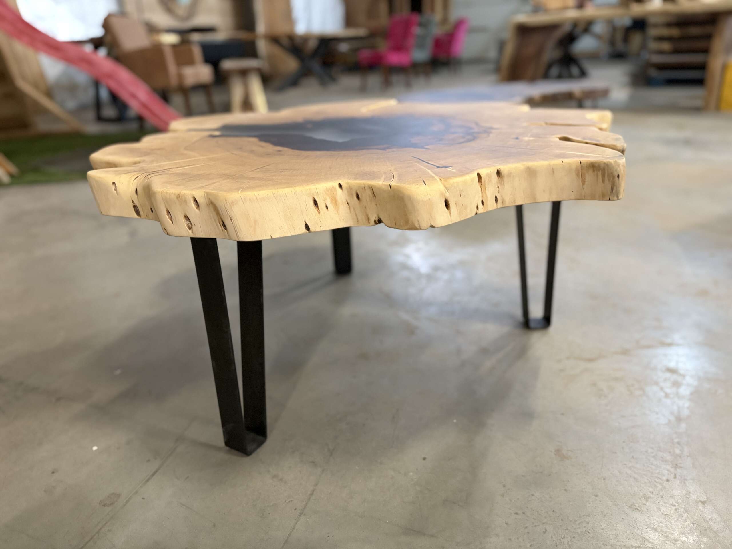 Table basse en palissandre des Indes avec résine époxy effet verre dépoli A34 – Image 2