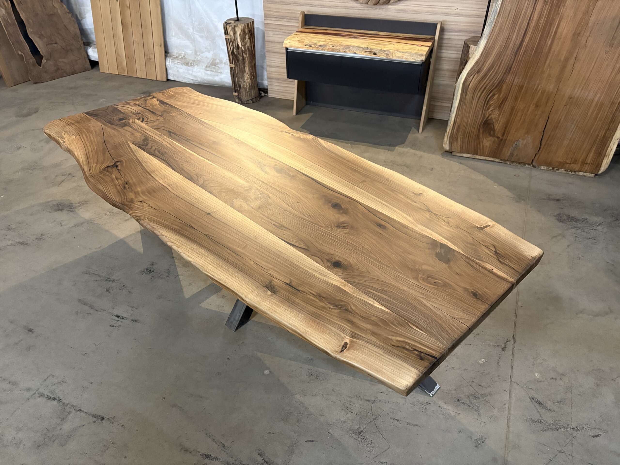 Table à manger en noyer massif