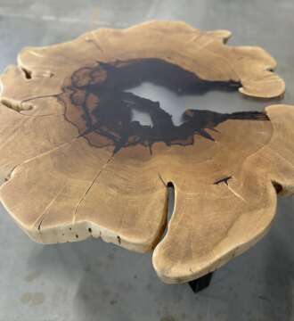 Table basse en palissandre des Indes et résine époxy effet verre dépoli