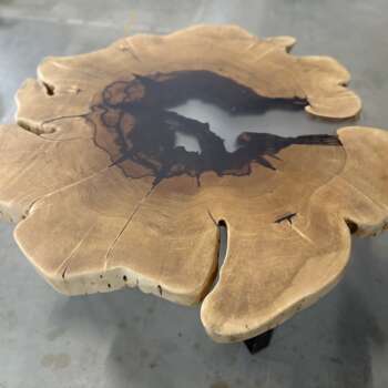 Table basse en palissandre des Indes et résine époxy effet verre dépoli