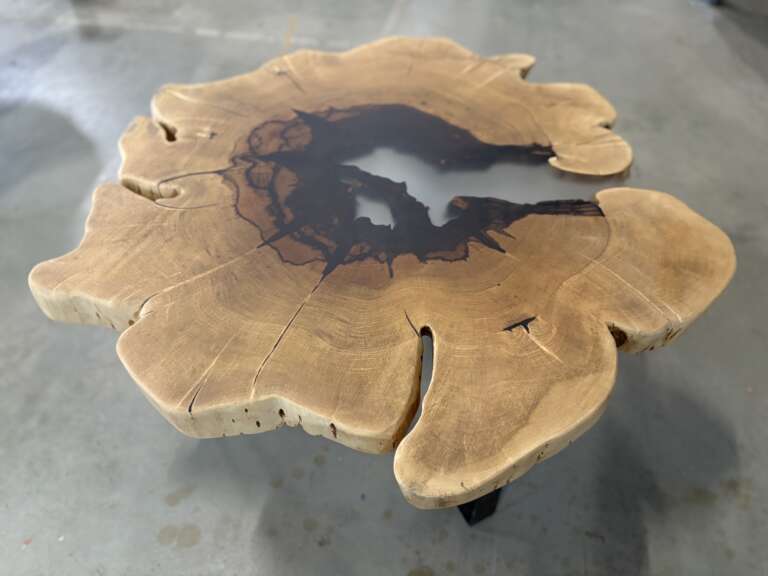 Table basse en palissandre des Indes et résine époxy effet verre dépoli