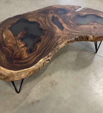 Table basse en suar massif avec résine époxy noire effet fumé