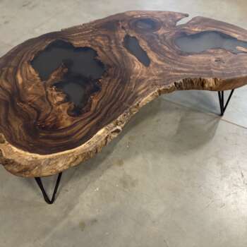 Table basse en suar massif avec résine époxy noire effet fumé