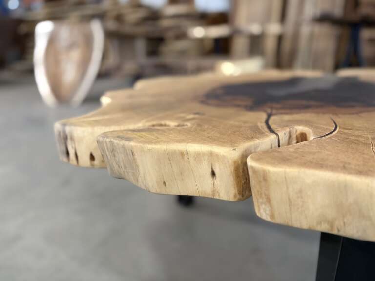Table basse en palissandre des Indes avec résine époxy effet verre dépoli A34
