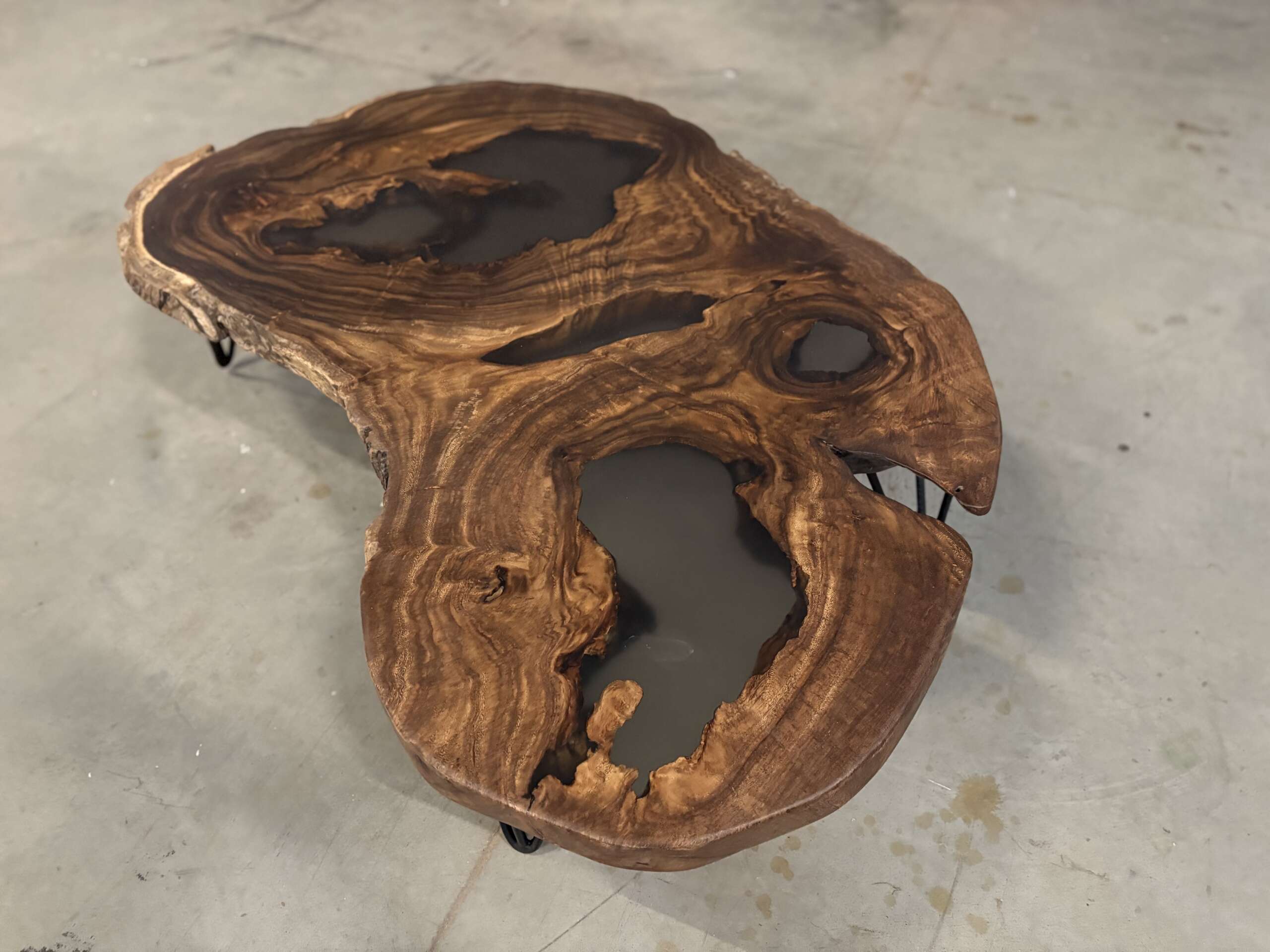 Table basse en suar avec résine époxy noire effet fumé A35 – Image 3