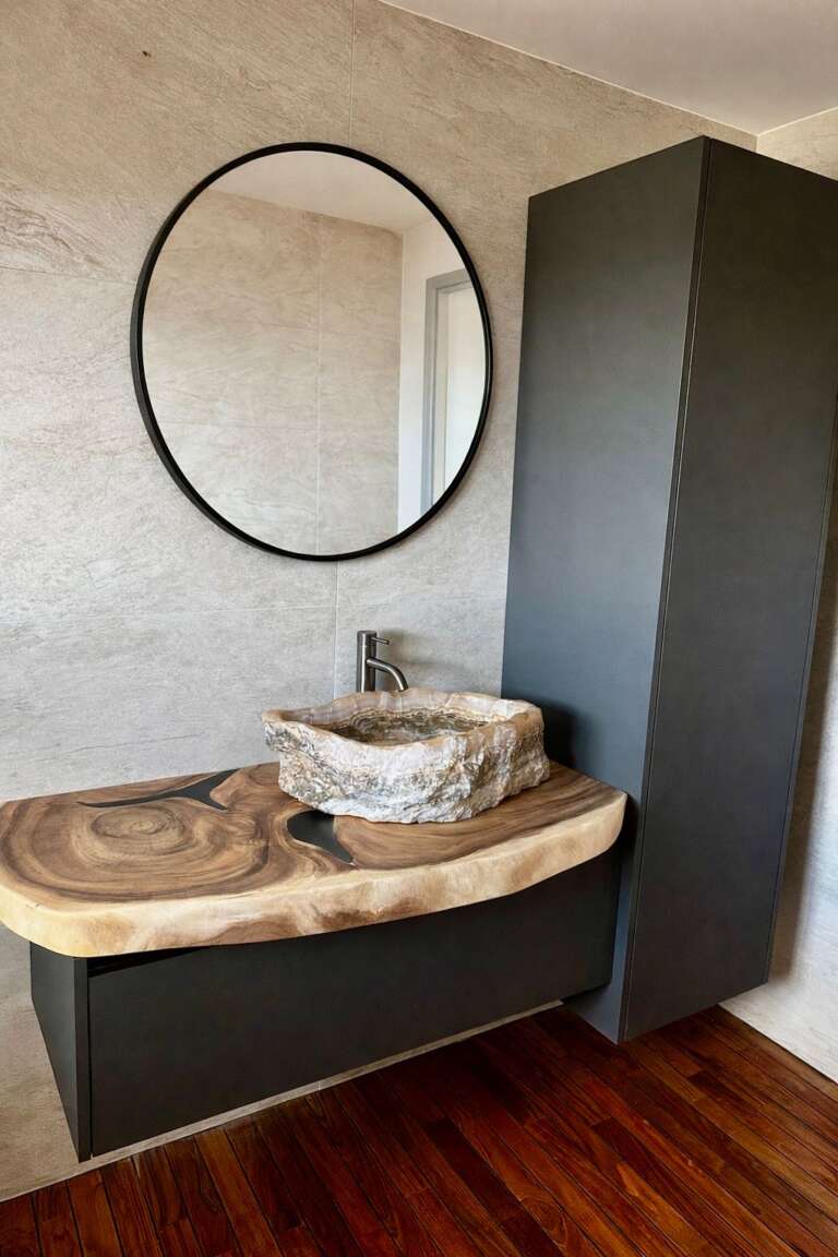 meuble de salle de bain en suar massif sur mesure une pièce unique au caractère affirmé