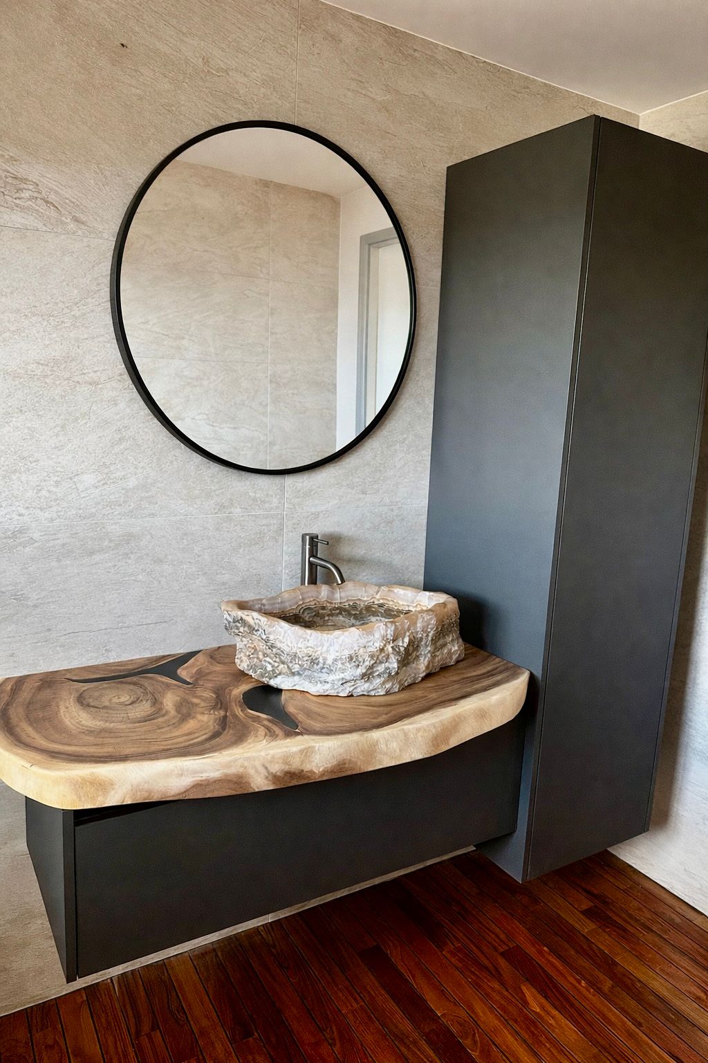 meuble de salle de bain en suar massif sur mesure une pièce unique au caractère affirmé