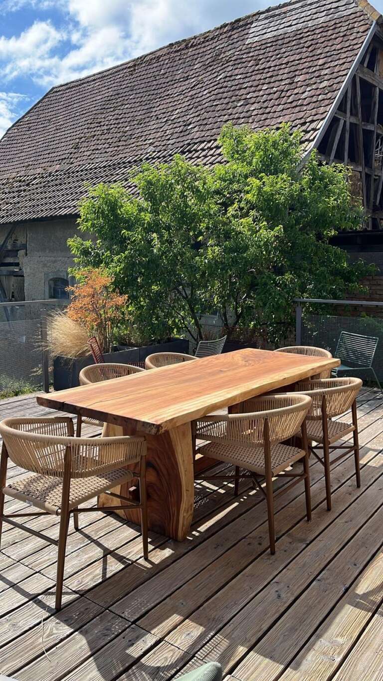 table et bancs d’extérieur en suar massif un ensemble pensé pour le partage
