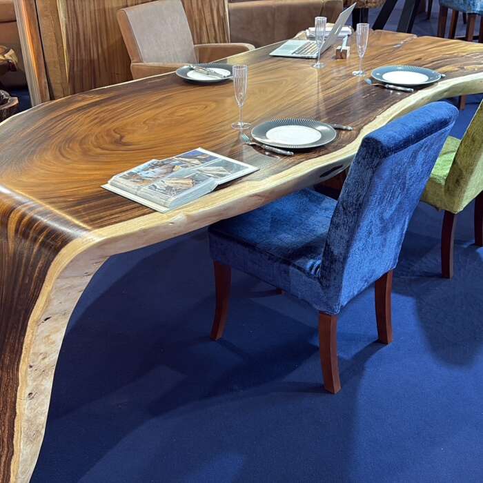 table à manger « curve » en bois massif