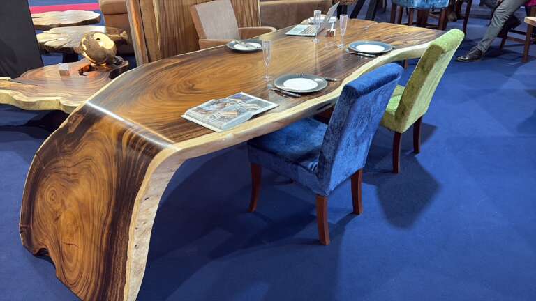 table à manger « curve » en bois massif