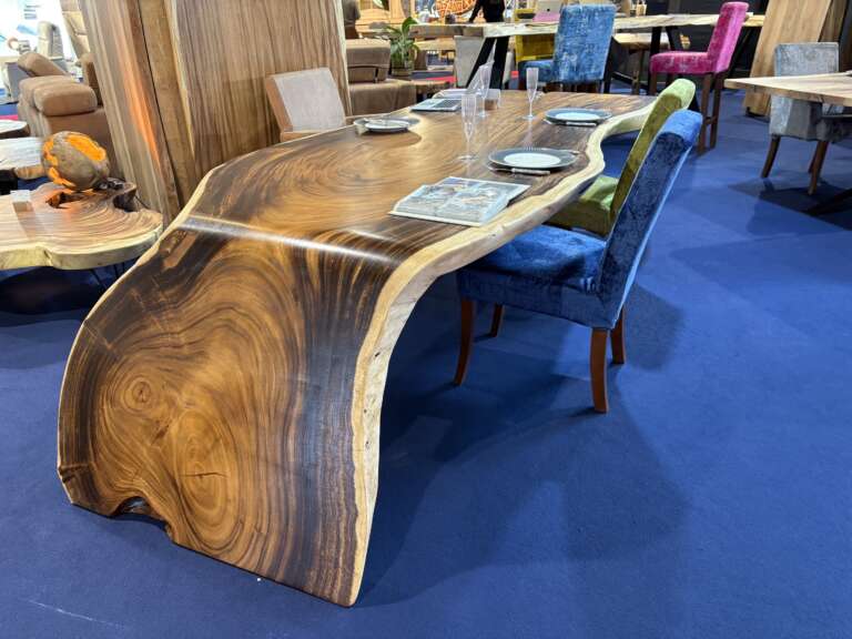 table à manger « curve » en bois massif