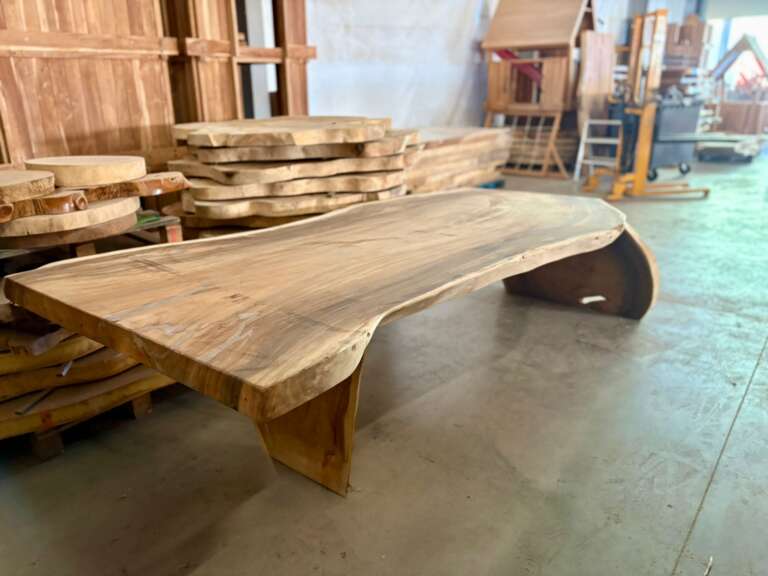 table à manger « curve » en bois massif