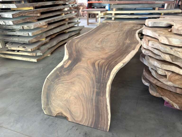 table à manger « curve » en bois massif