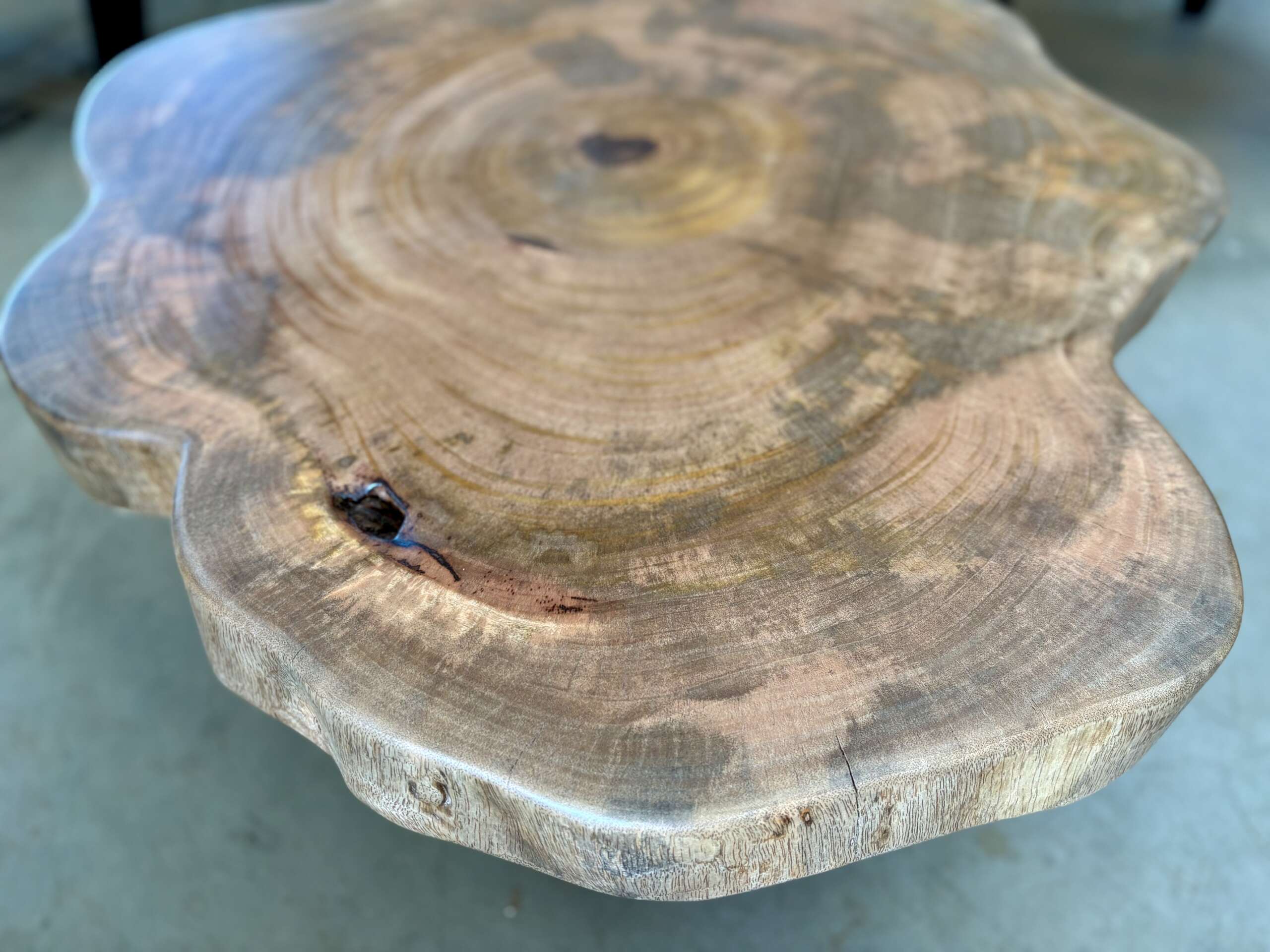 table basse en manguier massif