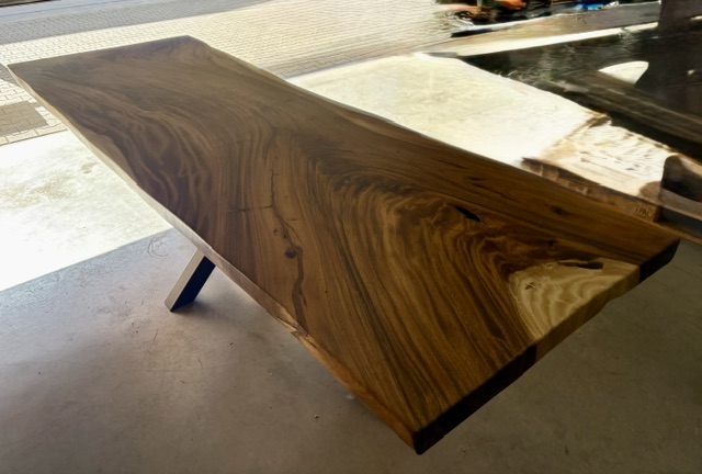 table à manger en suar massif